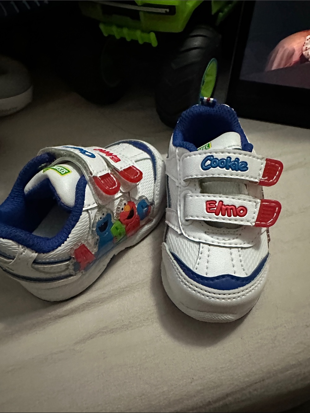 Sesame Street White, Blue & Red Elmo Cookie Velcro Baby Sneakers VINTAGE !!